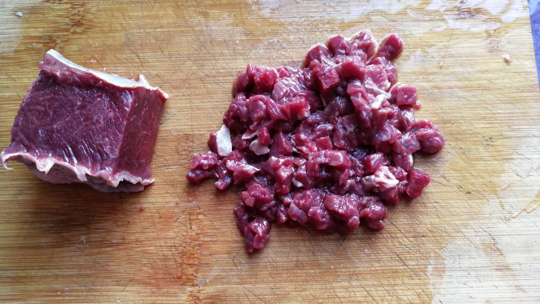 牛肉筷子萝卜,<a style='color:red;display:inline-block;' href='/shicai/ 216'>牛肉</a>一块,取适量切成细丁丁;