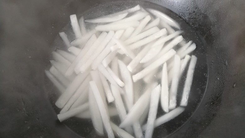 牛肉筷子萝卜,再烧开焯水,将萝卜条煮软煮熟后捞起沥干备用;