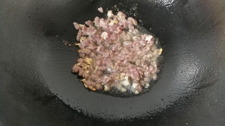 牛肉筷子萝卜,下入腌渍过的牛肉丁,炒至牛肉变色;