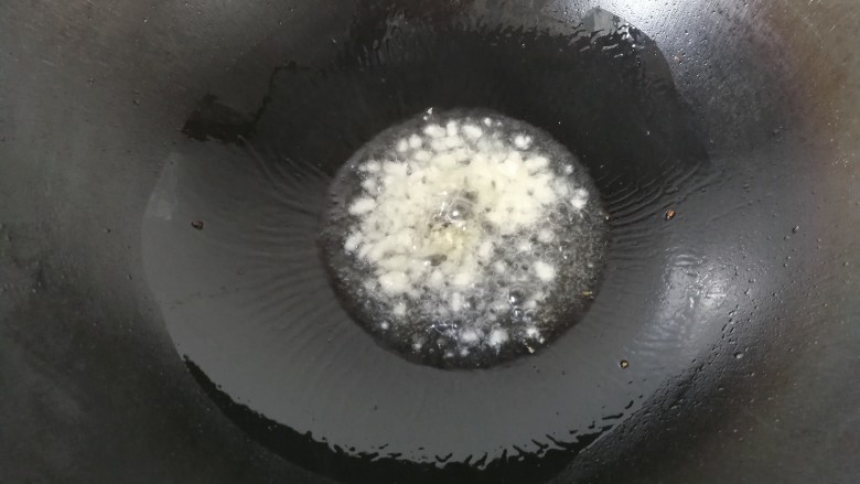 牛肉筷子萝卜,锅中入适量油,下蒜末煸出香味;