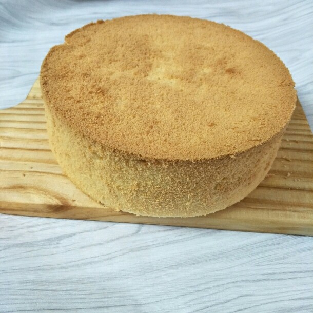 盆栽蛋糕(附戚风蛋糕做法),放入烤箱130度烤30分钟后转150度烤30分钟,时间到了取出从高处往下震一下倒扣,等蛋糕凉后再脱模