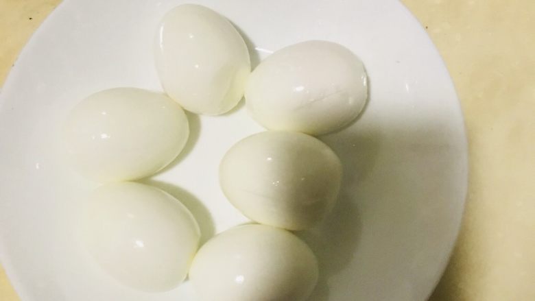 清水川味卤蛋
,剥壳后用小刀划3道口,方便入味。
