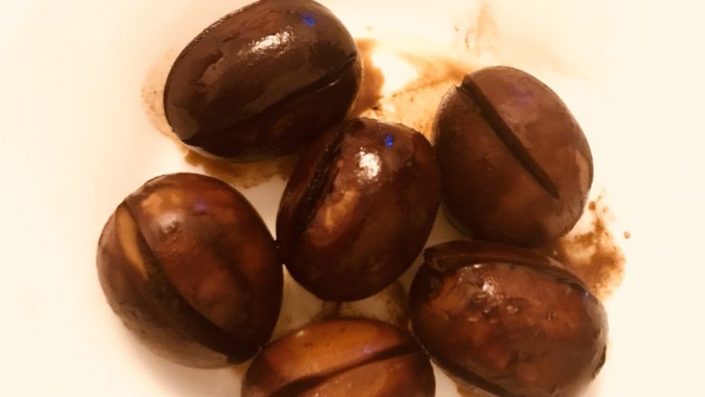 清水川味卤蛋
,成品出锅,麻辣味全部在鸡蛋里面了,好吃又Q弹,就是有点浪费了。有些朋友把汤汁二次使用,汤汁放久了也不好,还不如一次全部让他进入鸡蛋里面更好😄
