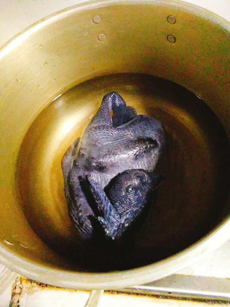 家常养胃荤菜 肚包鸡,将鸡爪子塞入鸡肚子,凉水下锅,水开后打去浮沫和血水,捞出小鸡用水冲净表面杂质。
