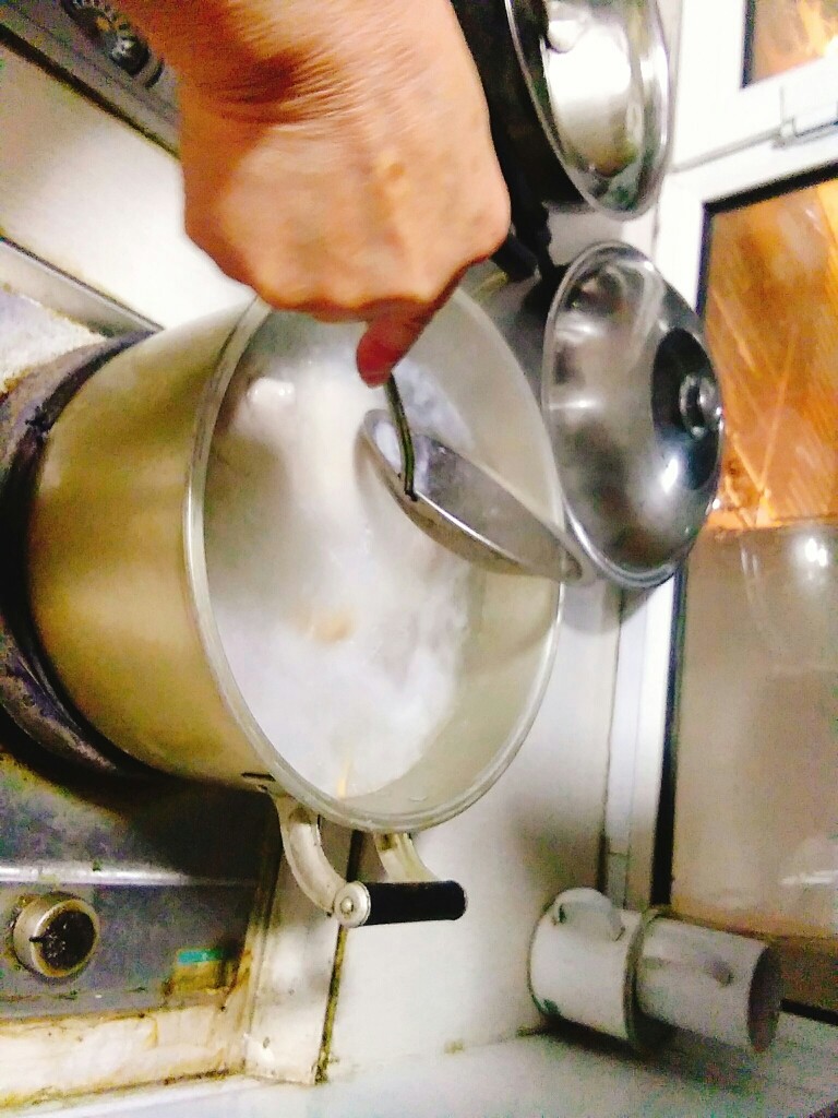 家常养胃荤菜 肚包鸡,水沸后打去浮沫,要打上几回才会打干净。转小火炖上两个小时。