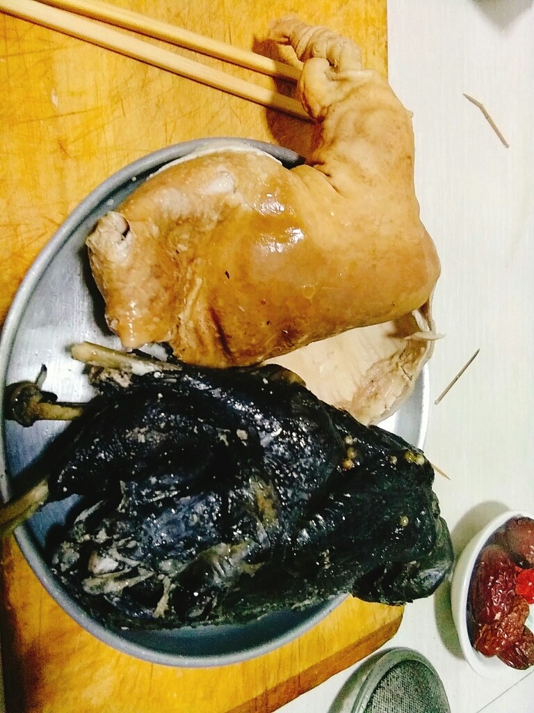 家常养胃荤菜 肚包鸡,从刨开的猪肚里取出鸡,胡椒粒和姜片。胡椒粒和姜片放置一边备用。