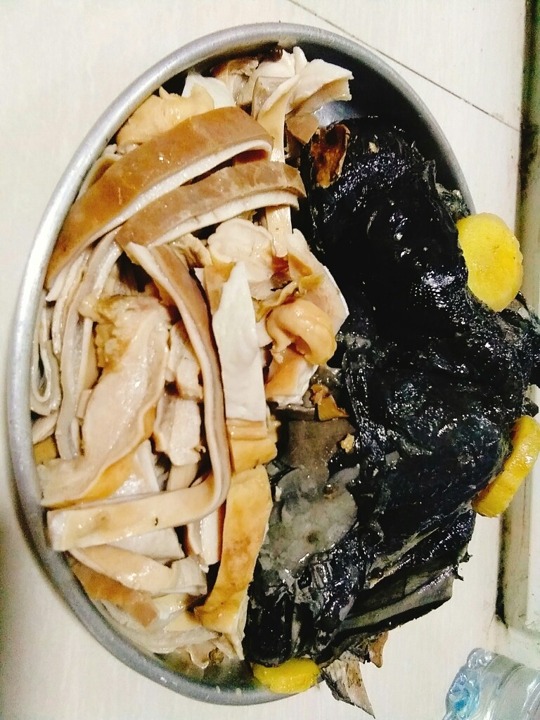 家常养胃荤菜 肚包鸡,猪肚切丝,鸡掰碎。