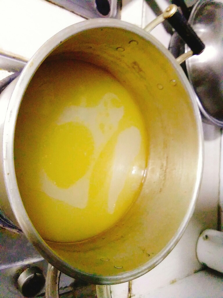 家常养胃荤菜 肚包鸡,2个小时熬煮出来的原汤,把压锅的筷子取走,将肚丝,鸡块,白胡椒粒,姜,枸杞,红枣一并放入锅中。大火烧开后,转小火慢炖10分钟,放盐。大功告成。