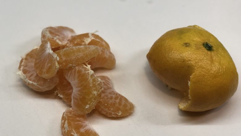 香蜜果饮,蜜橘去皮,掰开