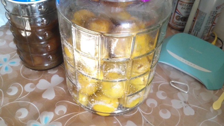 霜降腌咸柠檬,旁边小瓶的三年了!平时喉咙痛加一点蜂蜜泡水喝,效果杠杠的!
