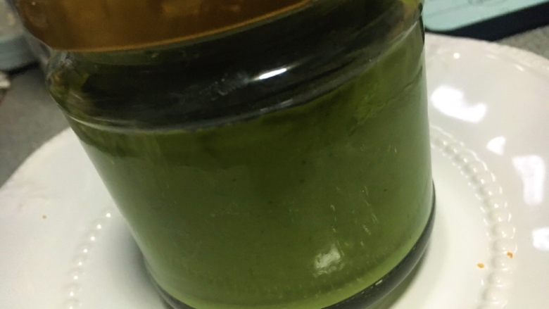 抹茶牛奶酱,倒入瓶中,盖紧盖子,冷却后冰箱冷藏