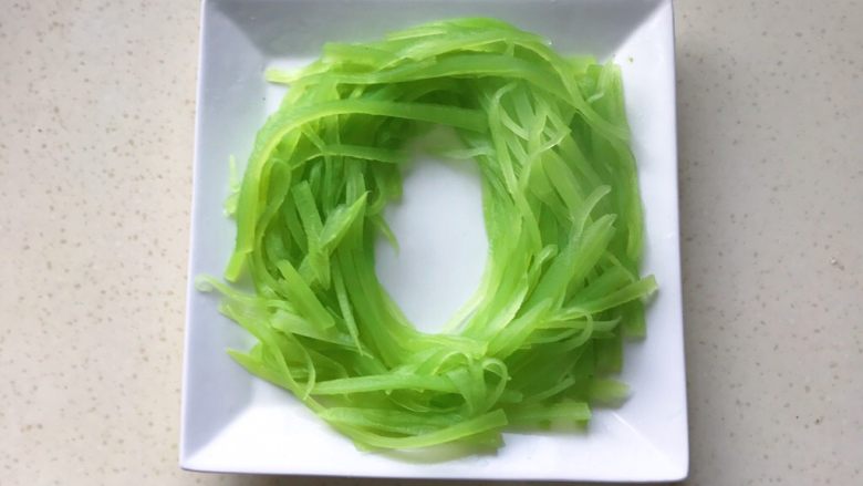 碧簪银芽,捞出放在盘里,围成一个圈