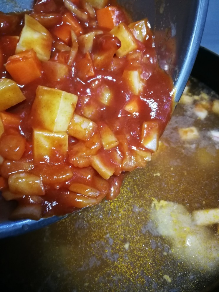 罗宋汤,等牛腩块炖得差不多的时候,捞出香叶加入番茄酱炒好的料。