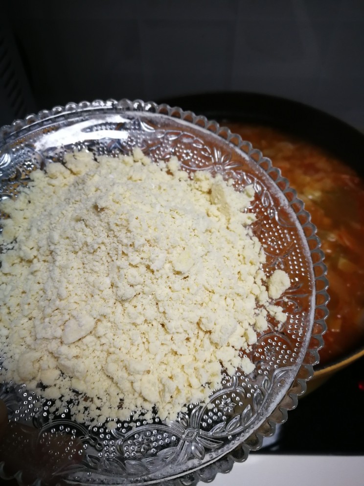 罗宋汤,打开锅盖,可以加入面粉了。(加面粉是为了让汤的口感更润滑细腻)