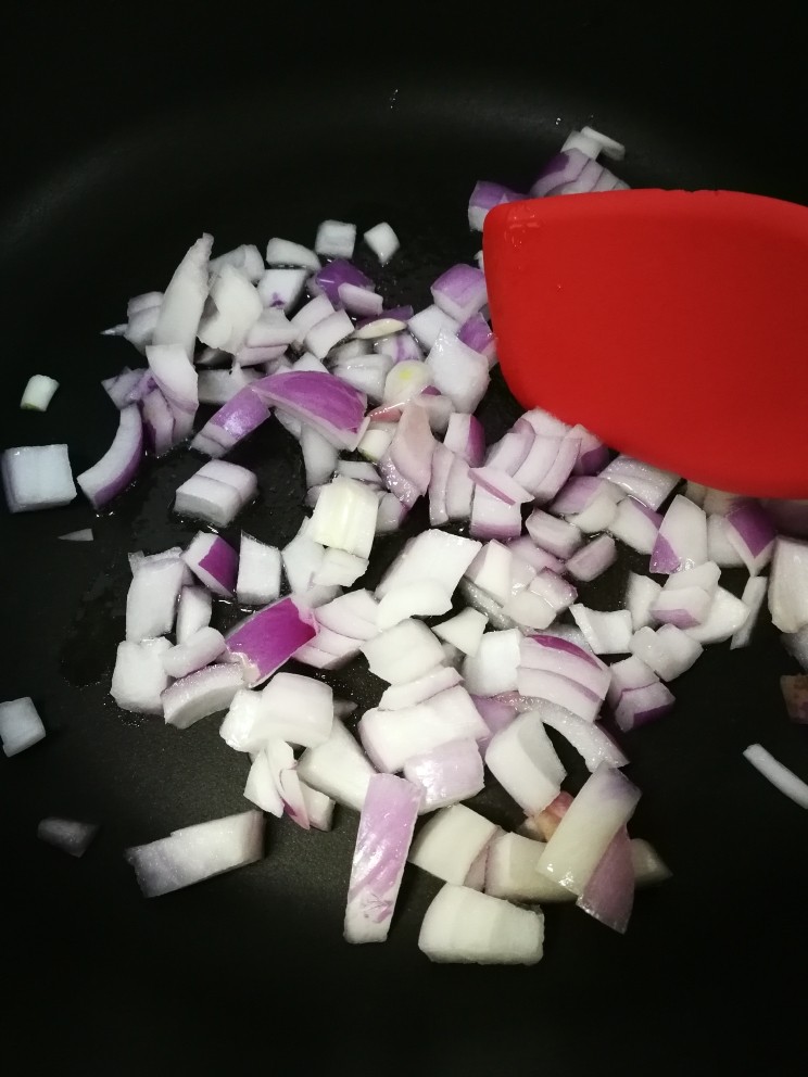 罗宋汤,油锅适量油热后,下洋葱块煸炒。