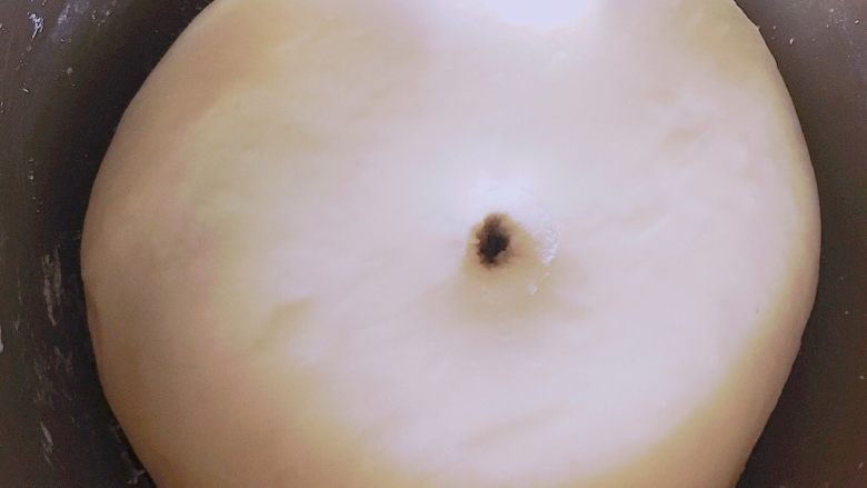 卡通造型奶酪芝士小面包,手指沾干面粉检查,面团不回缩不塌陷,就是发酵完成。