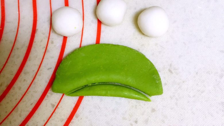 豌豆馒头—萌萌哒豌豆宝宝来袭,绿面皮对折,在对折处用小碟子边压一下。