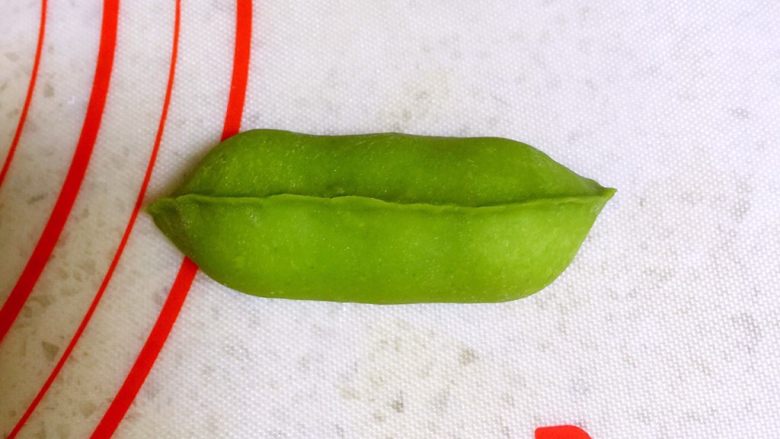 豌豆馒头—萌萌哒豌豆宝宝来袭,捏紧绿面皮,包裹住白面团。