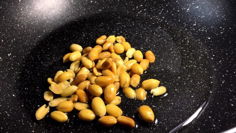 下饭菜 宫爆鸡丁,锅里放油,花生米放入锅中中火炒至黄色即可关火,捞出放盘中冷却