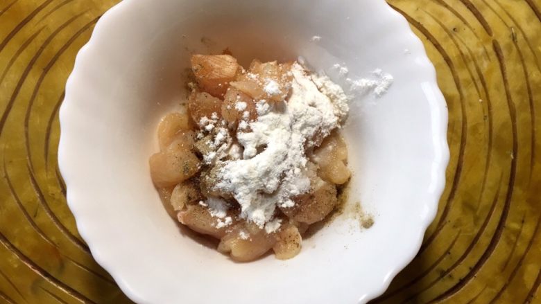 下饭菜 宫爆鸡丁,放入半勺盐,淀粉和少许水搅匀腌制20分钟