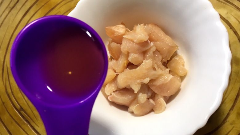 下饭菜 宫爆鸡丁,准备一个碗,将鸡胸肉放入加入一勺料酒