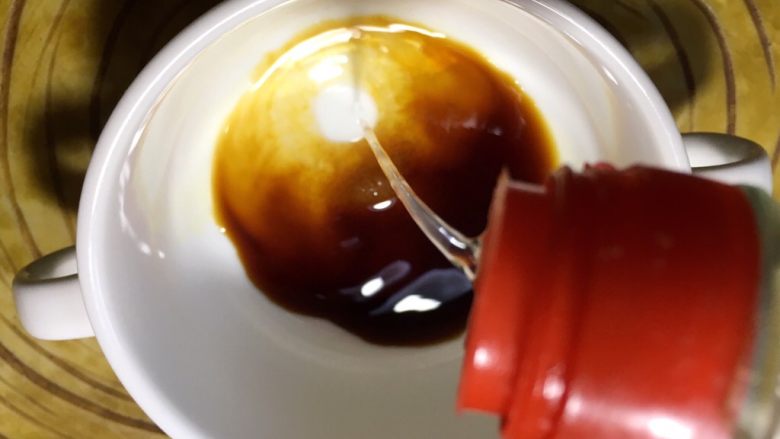 下饭菜 宫爆鸡丁,放入半勺醋,半勺<a style='color:red;display:inline-block;' href='/shicai/ 3729'>白糖</a>,一勺料酒,搅拌均匀