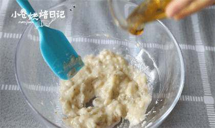 原来这是一只营养美味又可食用的碗,加入<a style='color:red;display:inline-block;' href='/shicai/ 865'>蜂蜜</a>,搅拌均匀。