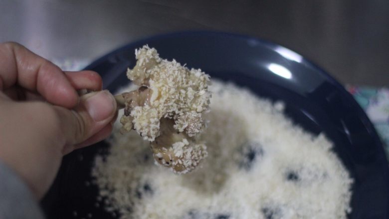蒜香棒槌鸡,朋友圈专用!,再滚一圈面包糠,重复两遍是为了让面包糠粘均匀。