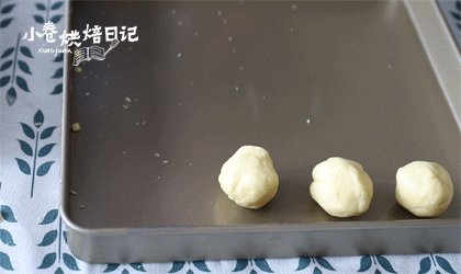 这样美味的下午茶比撒狗粮更能甜到你,面团分成30克一个的团团。