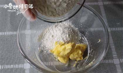 视频|蜘蛛南瓜派,开启你的万圣节搞怪之旅,室温软化的<a style='color:red;display:inline-block;' href='/shicai/ 887'>黄油</a>切小块,加入糖粉、面粉,用手搓成屑状的粗粒。