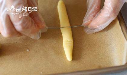 尖叫!这才是万圣节,拿一个小面团搓成细长条(要细一点,烤出来会变粗),用牙线压出纹路即可。