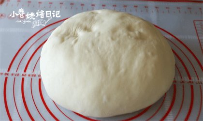 网红奶酪包终于来报道啦,每一口都是满足的味道,然后进行第一次发酵,发酵至原来体积的2.5倍大,用手指沾高粉戳进来,洞不会回缩即可。