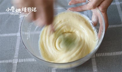 网红奶酪包终于来报道啦,每一口都是满足的味道,制作奶酪馅料,奶酪隔水软化后放入糖粉及淡奶油,混合均匀后,最后再过筛。