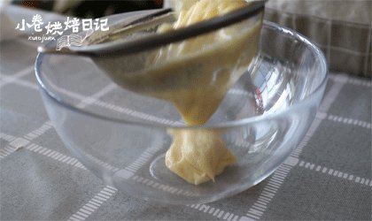 网红奶酪包终于来报道啦,每一口都是满足的味道,制作奶酪馅料,奶酪隔水软化后放入糖粉及淡奶油,混合均匀后,最后再过筛。