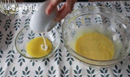 没有什么比蓝天白云更让人欣慰的了,分出五分之一为白色部分,五分之四为蓝色部分。白色部分加入6克牛奶,蓝色部分加入15克牛奶,搅拌均匀。