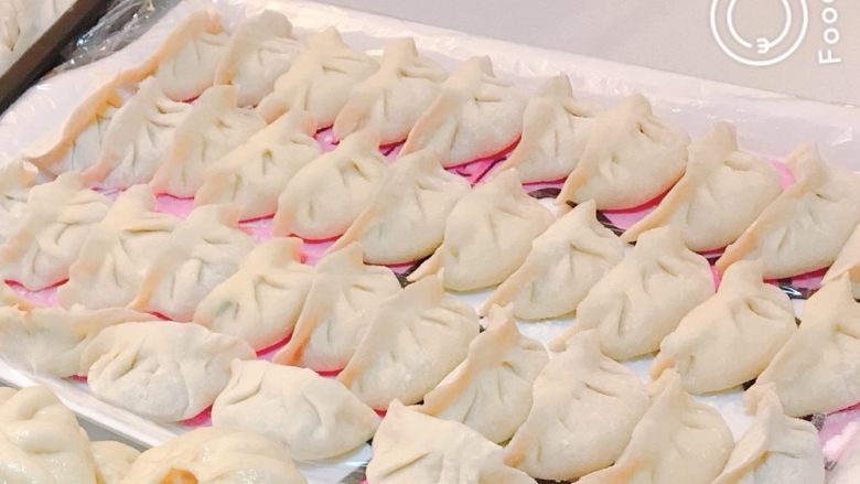居家美味手工饺子,放到冰箱冷冻起来,完全硬了再装袋子冷冻,吃的时候拿出来