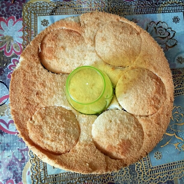 盆栽蛋糕(附戚风蛋糕做法),切一片戚风蛋糕,用小杯子印出圆圈