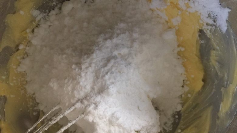 爱心杏仁瓦片酥,加入糖粉,继续搅拌。速度要慢,黄油不需要打发。