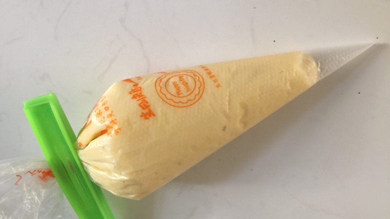 爱心杏仁瓦片酥,把面糊装进裱花袋中,剪一个小口。
