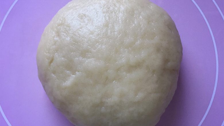 芝麻咸酥饼,揉成光滑的面团,盖上保鲜膜醒半小时。