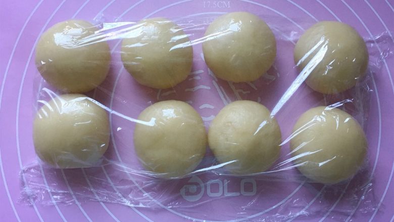 芝麻咸酥饼,收口捏紧,朝下放,及时盖上保鲜膜。
