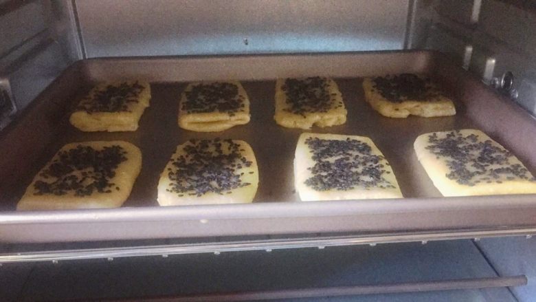 芝麻咸酥饼,将烤盘放入预热好的烤箱中层,上下火180度,烤18分钟,出炉晾凉即可。