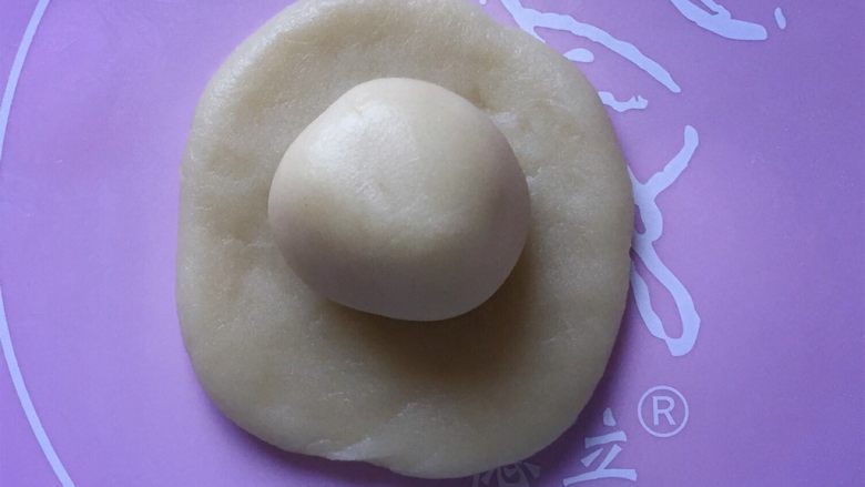 芝麻咸酥饼,取一份油皮按扁,包上油酥。