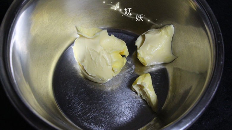 黑芝麻瓦片酥,<a style='color:red;display:inline-block;' href='/shicai/ 887'>黄油</a>放室温软化,用手动打蛋器搅匀,记住,不要用水融化,是常温放软,软到用手指轻轻一戳就能戳透的状态。