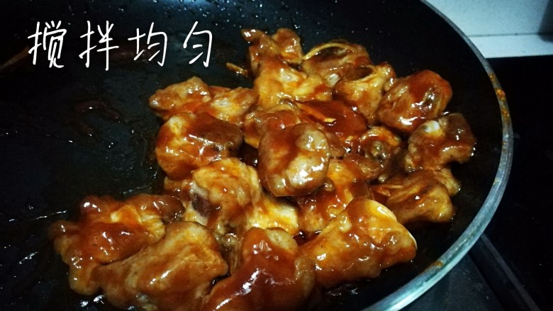 酸甜排骨,排骨下去酱料搅拌均匀