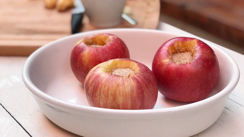 肉桂烤苹果,用刀从苹果头部切一个圈，掏出果肉挖出一个洞（掏出拿出很多、主要把里面的刻去掉就行了）