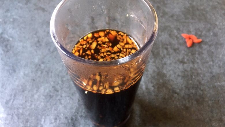 养生之姜汁红糖水,简易红糖姜水,用生姜切末,放入杯中,烧一杯开水,杯中放俩勺红糖,倒入开水搅拌均匀趁热喝