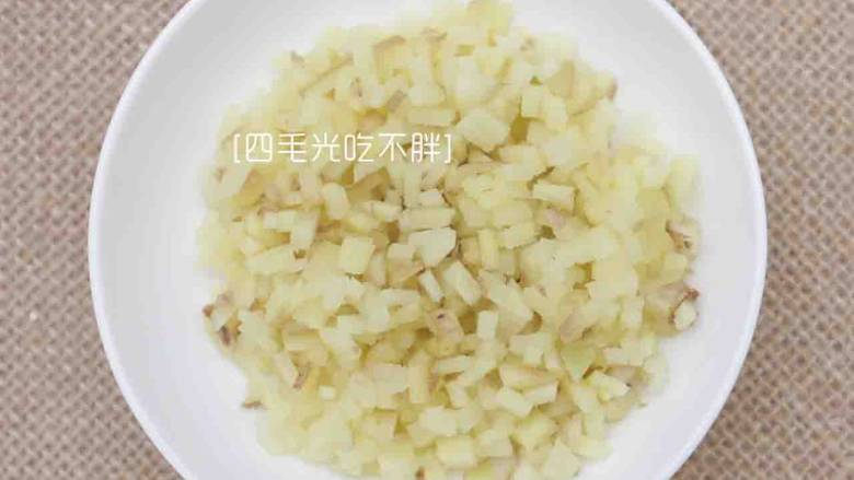 干煸四季豆,大蒜切末;
