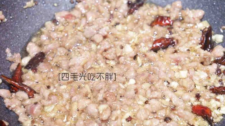 干煸四季豆,倒入入猪肉沫炒出香味；