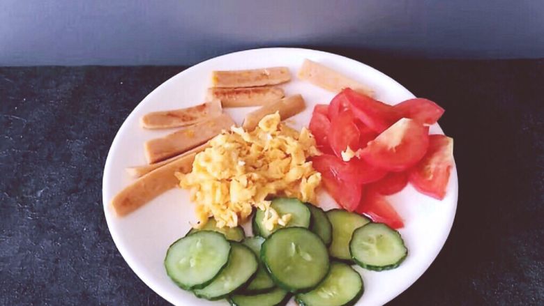 早餐 鸡蛋火腿三明治,所以煎好的材料放盘中装好